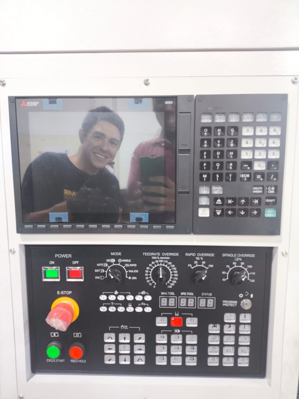 Panel de control de máquina CNC Mitsubishi