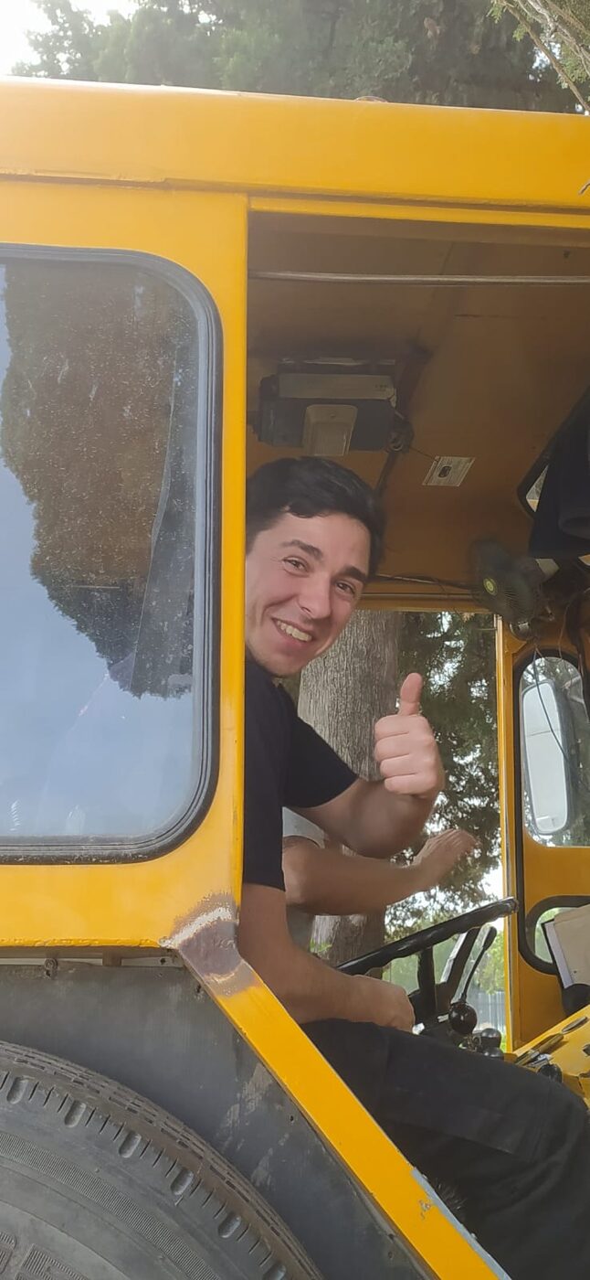 Martín en una grúa descargando maquinaria (junto al maquinista)