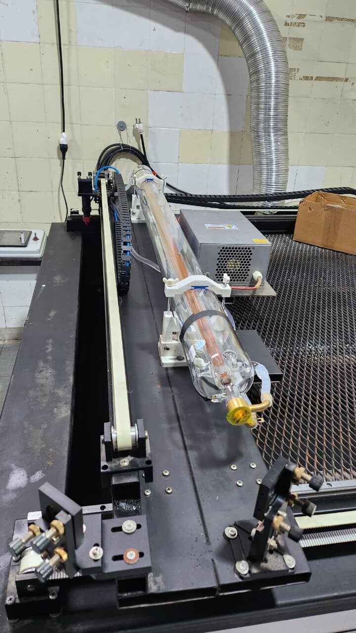 Máquina de corte láser CO2 en reparación