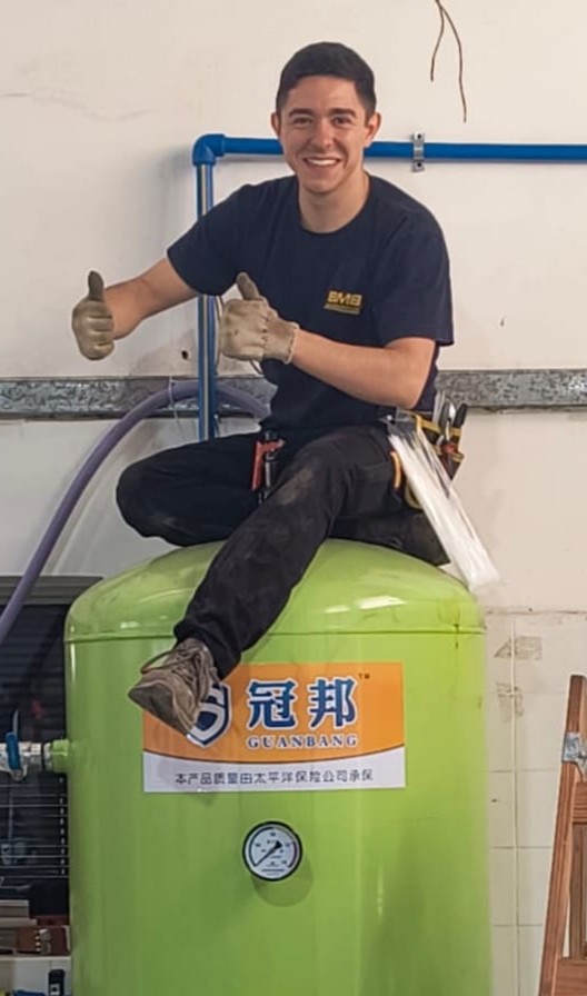 Martín Guardiola trabajando en planta industrial