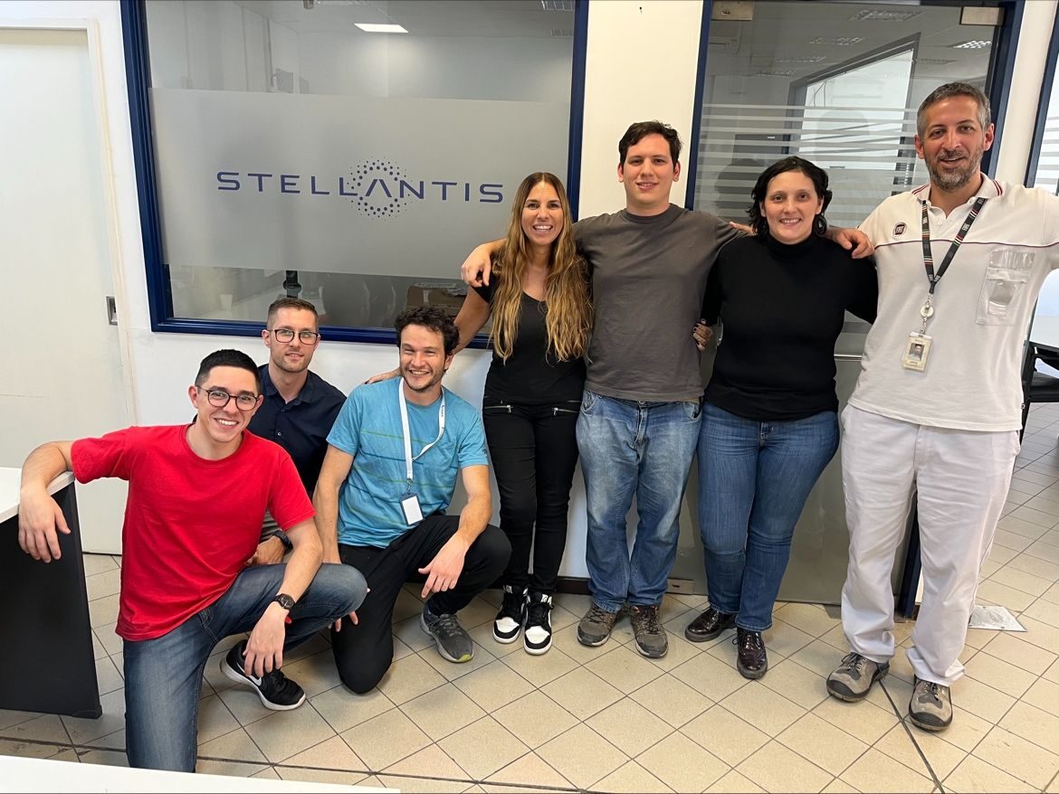 Martín Guardiola con su equipo en Stellantis